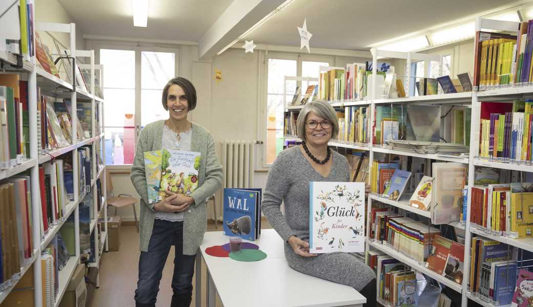 Manuela Mitterer (v.l.) und Hildi Bandel haben im Sortiment auch Bücher, die beim Einstieg ins neue Jahr helfen: Wie werde ich glücklich? Worauf kommt es wirklich an?