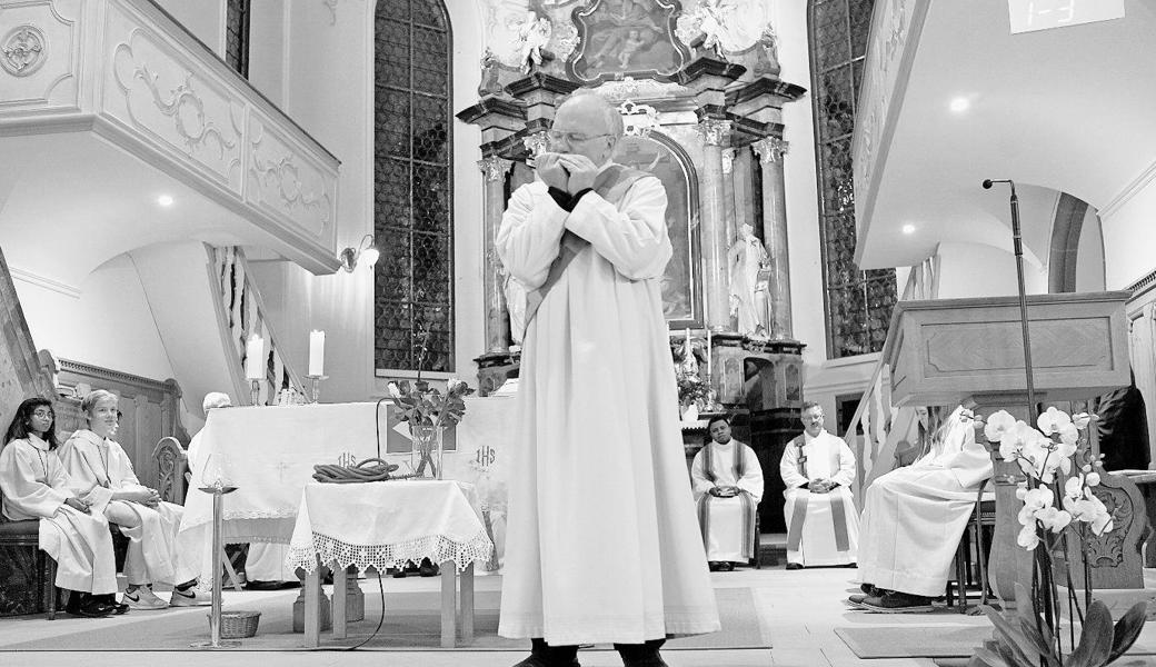 Diakon Martin Genter spielte zum Abschied im Gottesdienst ein Lied auf der Mundharmonika.Bild: pd