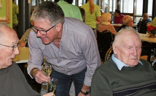 Bei einem Apéro und guten Wünschen das neue Jahr begrüsst