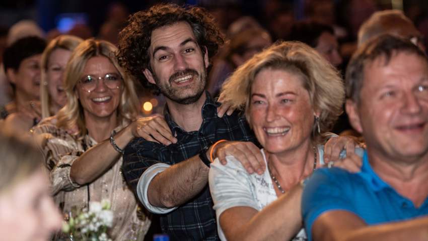 Ausgelassene Stimmung unter den Gästen: Das abwechslungsreiche Programm und das ungezwungene Fest sorgten für strahlende Gesichter. 