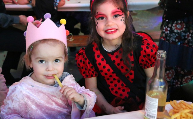 Partysongs, Pommes Frites und strahlende Gesichter am Kindermaskenball