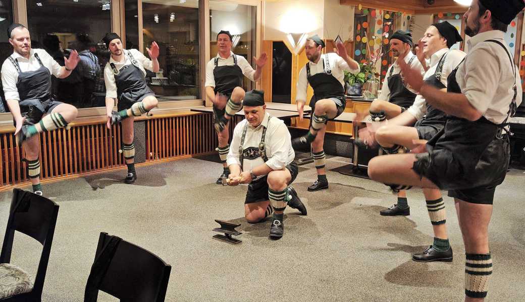 Die Schuhplattlergruppe Zwischenwasser überraschte die Kirchenchor-Mitglieder mit ihrem Auftritt. 