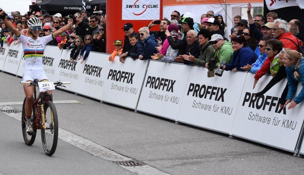 Weltmeisterin Jolanda Neff feiert den dritten Schweizer Meistertitel in Folge.