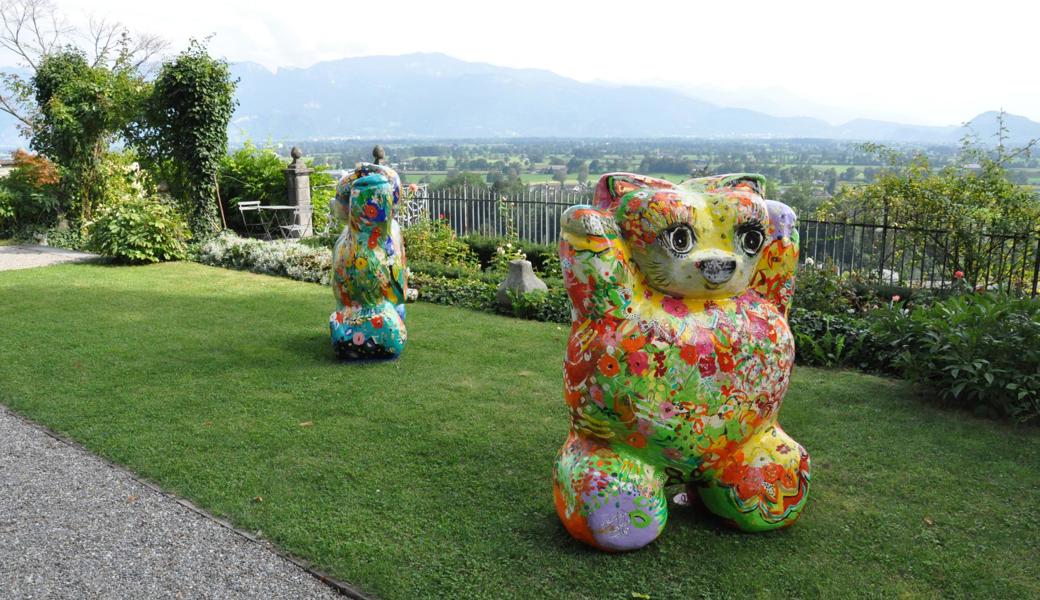 Sabeth Holland lädt ein, eine bunte, märchenhafte Kunst-Welt auf Schloss Grünenstein zu entdecken. 