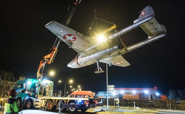 Die Vampire schwebt in den Hangar