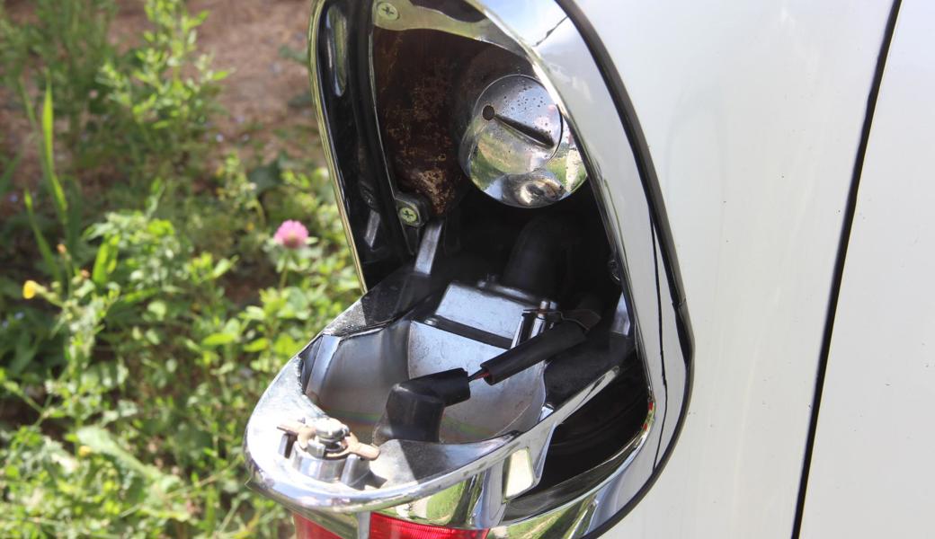 Es ist das Rücklicht hinten links. Hier kann Stefan Schreiber den Wagen auftanken.