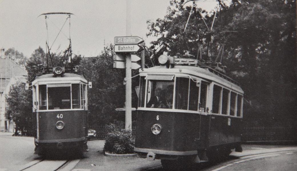 Zwei Altstätter Trams begegnen sich am Sonntag, 3. Juni 1973 an der Stelle, wo die Bahnhofstrasse in die Staatsstrasse mündet. Es ist ihr letzter Betriebstag. Das Tram links stammt aus dem Jahr 1920, das andere hatte das Baujahr 1898.