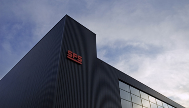 SFS Group präsentiert stabile Halbjahreszahlen und gleist strukturelle Anpassungen auf