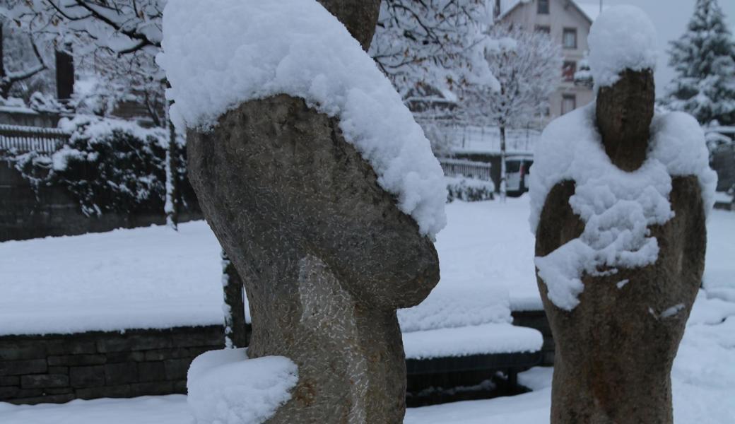 Weiss gepolsterte Skulpturen von Jürg Jenny.