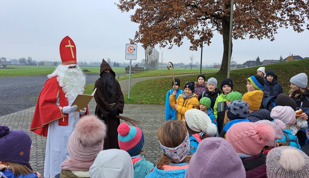 Samiklaus und Schmutzli zu Besuch bei den Jugendriegen des STV Marbach