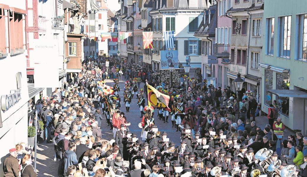 Begleitet von der Stadtmusik Altstätten (vorne, in der schwarzen Uniform) führten die Röllelibutzen den Umzug vom Sonntag an. Auf sie folgen die ersten Gäste: Die Drapoling-Gruppe Amsteg und der Faschingclub Katzenmusik Gurtnellen aus dem Kanton Uri. Die Stadt war ganz in den Händen der Narren und des grossen Publikums.