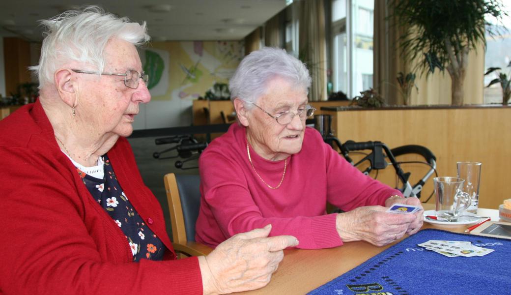 Die leidenschaftlichen Jasserinnen Blanca Kobler (links) und Blandina Hensel: «Gedanken macht man sich schon.» 