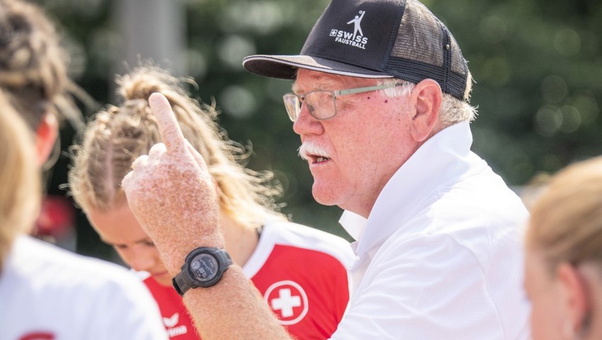 Auch Trainer Anton Lässer darf sich über eine Auszeichnung freuen. Auch Trainer Anton Lässer darf sich über eine Auszeichnung freuen.