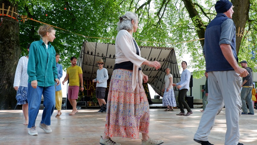 Ob barfuss, Flipflop oder Funktionsschuh: Zum «BalFolk»-Tanzworkshop sind alle herzlich eingeladen. Ob barfuss, Flipflop oder Funktionsschuh: Zum «BalFolk»-Tanzworkshop sind alle herzlich eingeladen.