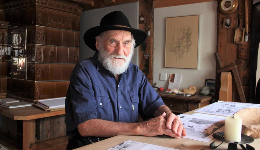 Alois Kohler in der Stube seines schönen alten Hauses voller Kontraste. Er sagt: «Das ist Leben.»