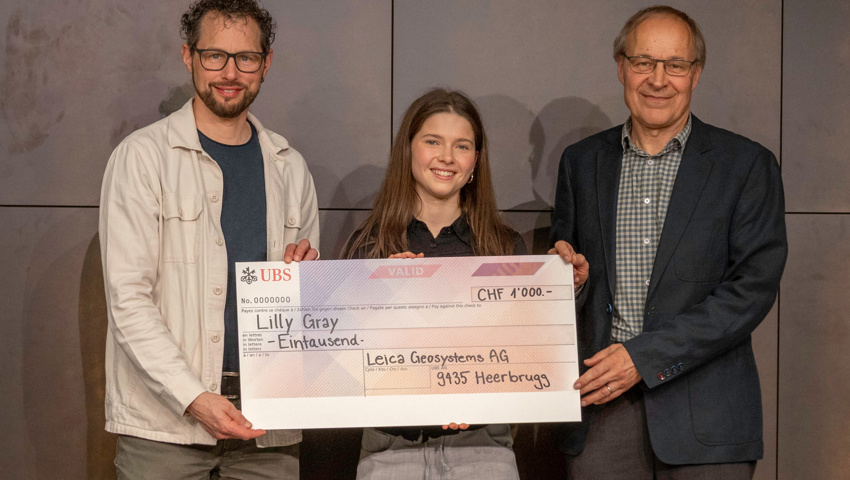 Reto Metzler (v.l.), Maturandin Lilly Gray und Laudator Tobias Schmidheini.