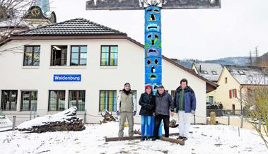 Kuspi-Totem steht jetzt sogar vor einem Rathaus