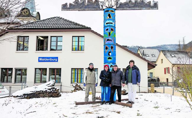 Kuspi-Totem steht jetzt sogar vor einem Rathaus