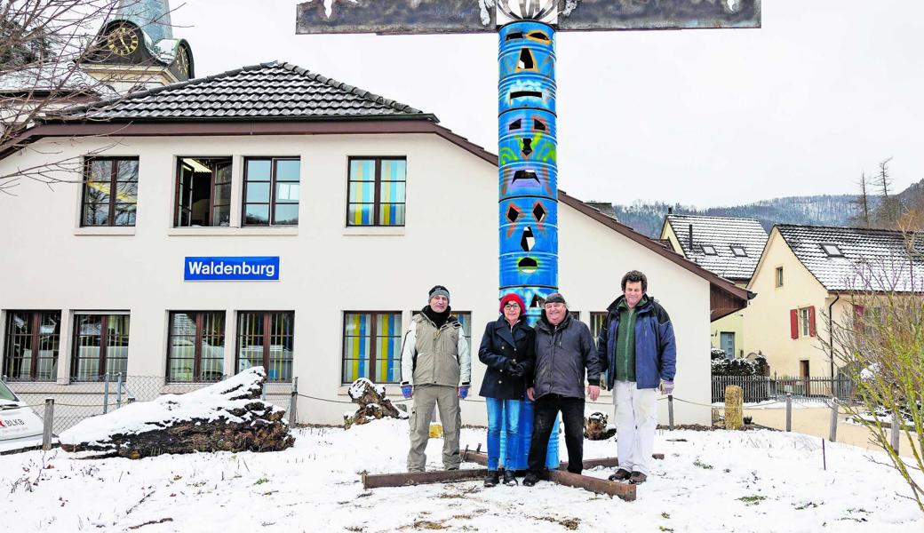 Das SBB-Blau auf der Ortstafel am Rathaus von Waldenburg passt sogar zur Kuspi-Skulptur, die an der Ville des Arts gezeigt wird. Dem Widnauer Künstler (3. v. l.) wird aber auch die Ehre zuteil, dass sein Kunstwerk schon vor der Ausstellung vier Monate lang auf diese hinweisen darf.