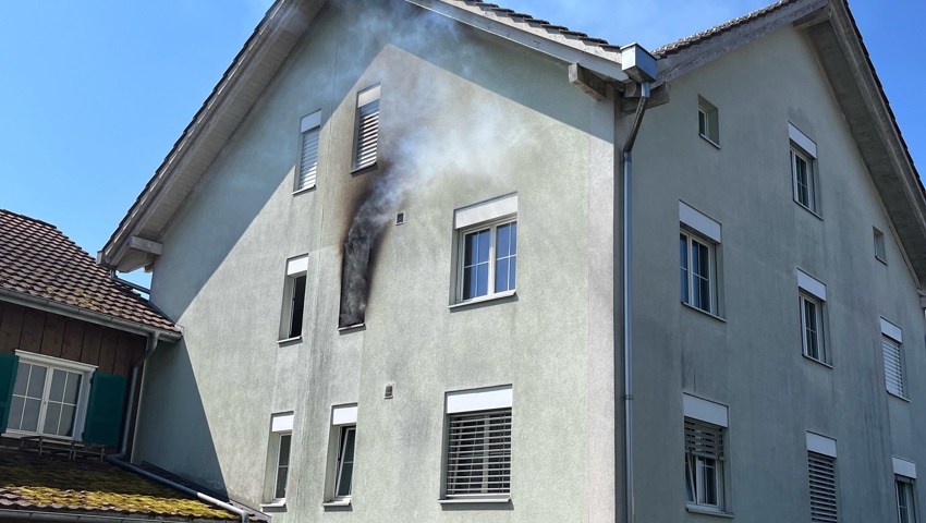 Der Brand brach im zweiten Stock des dreistöckigen Mehrfamilienhauses aus. Der Brand brach im zweiten Stock des dreistöckigen Mehrfamilienhauses aus.