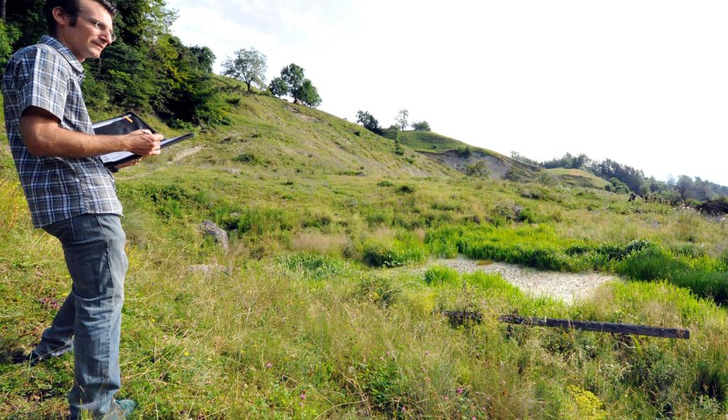 Bauingenieur Roger Spiess von der Grundbauberatung-Geoconsulting AG bei seiner letzten Begehung der Rutschfläche.