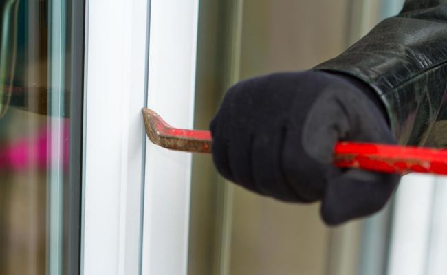 Durchs Fenster eingebrochen