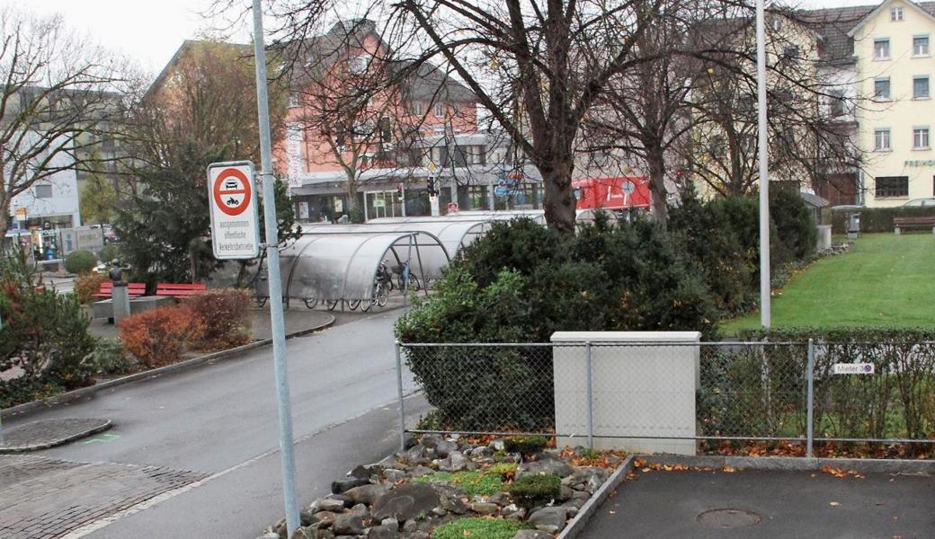 Die heute für den Bus vorhandene Strasse (links), die Veloständer, alle Parkplätze und der Rasen haben einem neuen grossen Platz zu weichen.