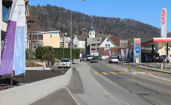 Trocken auf den Bus warten