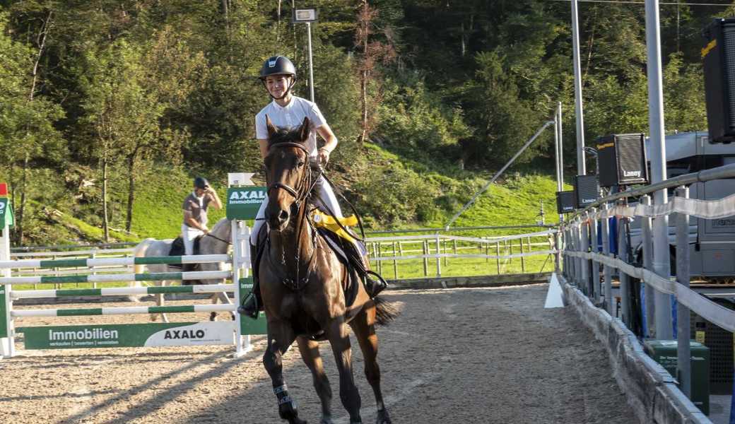 Juniorin Malin Cavegn auf der Siegerrunde. 