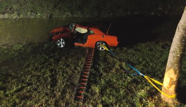 62-Jähriger Autofahrer kommt von der Strasse ab und landet im Dürrenbach