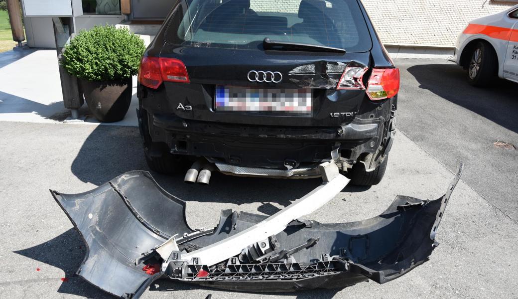 Das Auto, in das der Traktorfahrer hineingefahren ist.