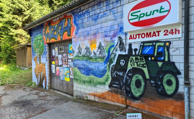 Tankstelle Hasenbrunnen wird aufgefrischt − Graffiti von Jugendlichen verschwinden