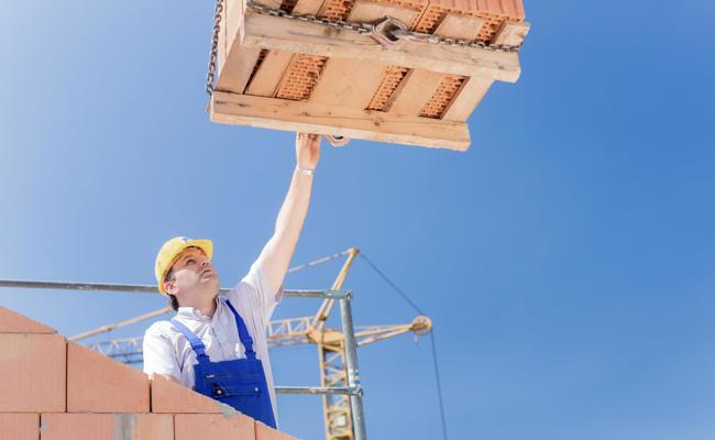 Arbeiter von Ziegelstein getroffen