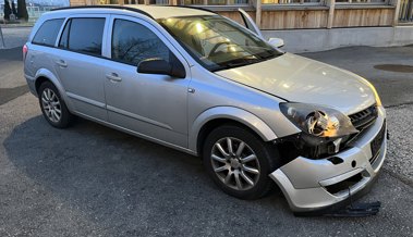 Fahrunfähig und ohne Führerausweis in Betonpoller gefahren