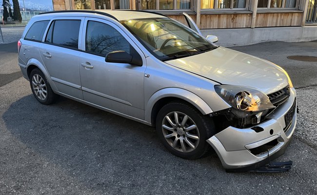 Fahrunfähig und ohne Führerausweis in Betonpoller gefahren