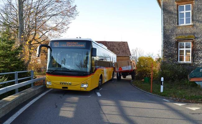 Karren bleibt an Postauto hängen