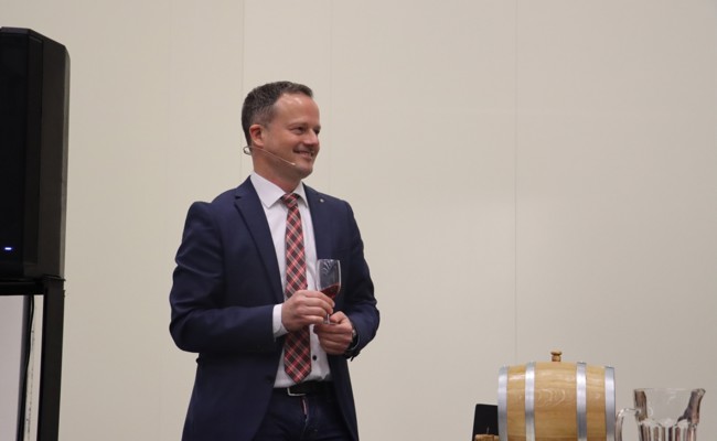 An der Bürgerversammlung gibt's für Bruno Seelos Wein, Voten und nette Abschiedsworte