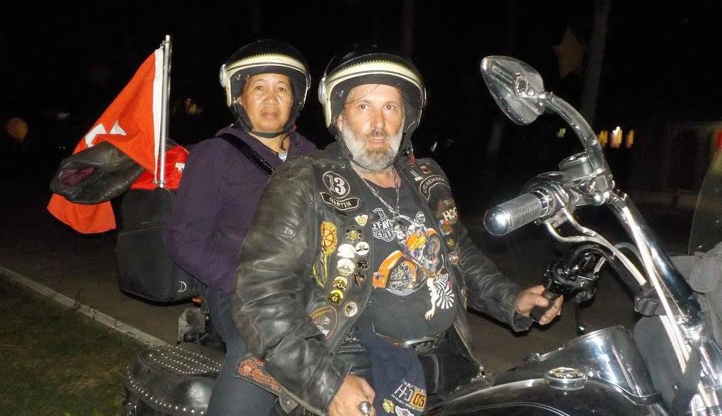 Martin Zoller mit seiner Frau Juvy während einer 3500 kmlangen Motorradreise über mehrere philippinische Inseln.