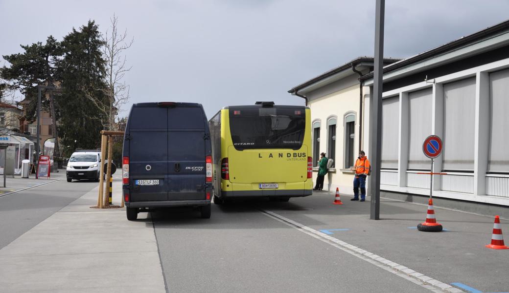 Bahnhofsvorplatz St. Margrethen am Mittwochnachmittag: Der Ersatzbus ist zu weit auf der Fahrbahn parkiert. Breite Fahrzeuge mussten beim Vorbeifahren «zirkeln». Am Halteverbotsschild befindet sich seit gestern der Hinweis auf die Ersatzhaltestelle.