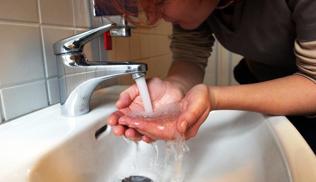 Keine Chance den Keimen: Zwischendurch die unbenutzten Wasserhähne aufdrehen und, als wäre man in den Ferien gewesen, das Wasser durch die Leitungen spülen lassen. 