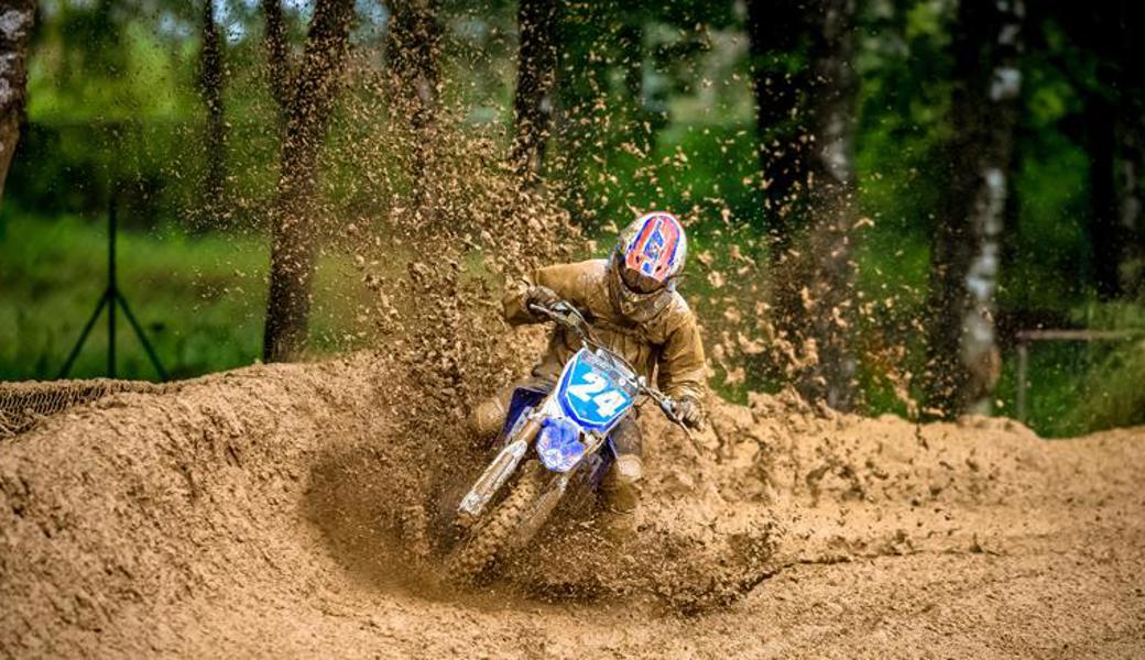 Nach mir die Schlammflut: Bei Motocross-Rennen können die Bedingungen aber noch so garstig sein, die Fahrer wie Samuel Blank lieben das.