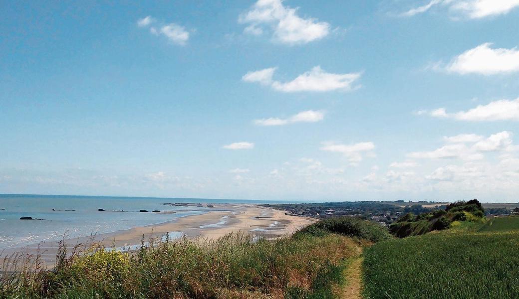 Die Küste in Höhe Arromanches-les-Bains am Strandabschnitt «Gold». Weite Teile der Küste der Normandie lassen sich über die alten Zöllnerpfade erwandern. 