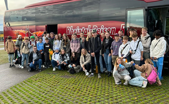 Jugendliche reisten mit den Rheintaler Raiffeisenbanken in den Europapark