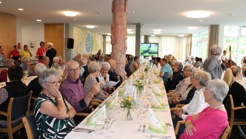 An der diesjährigen Generalversammlung im Haus Viva stimmten alle Genossenschafterinnen und Genossenschafter der Neugestaltung des Erdgeschosses zu. Also wird auch dieser Raum, in dem die GV stattfand, neu gestaltet. An der diesjährigen Generalversammlung im Haus Viva stimmten alle Genossenschafterinnen und Genossenschafter der Neugestaltung des Erdgeschosses zu. Also wird auch dieser Raum, in dem die GV stattfand, neu gestaltet.