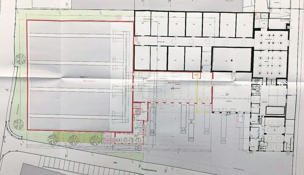 Der Grundriss mit geplantem Neubau (rot), bestehenden Gebäuden (schwarz) und zum Abbruch vorgesehenen Bauten aus Sicht der Grasbäustrasse, über die die Zufahrt erfolgen soll. 