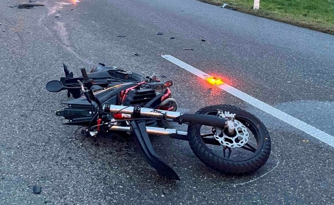 Töff rutscht in der Kurve weg und prallt in entgegenkommendes Auto