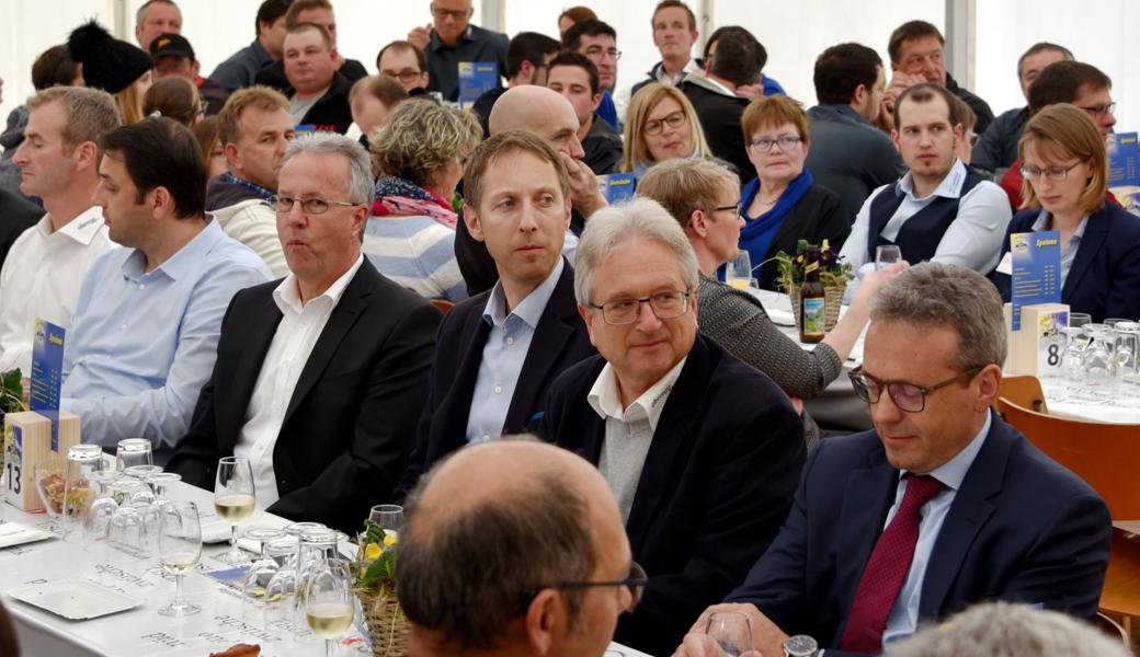 Mit einem grossen Apéro für alle Aussteller sowie die vielen geladenen Gäste eröffnete am Freitagabend die Oberegger Gewerbeausstellung.