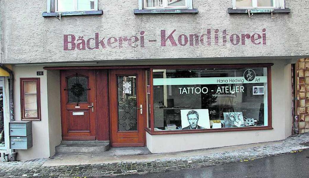 Fassadenbeschriftung und Schaufenster zeigen den Wandel.