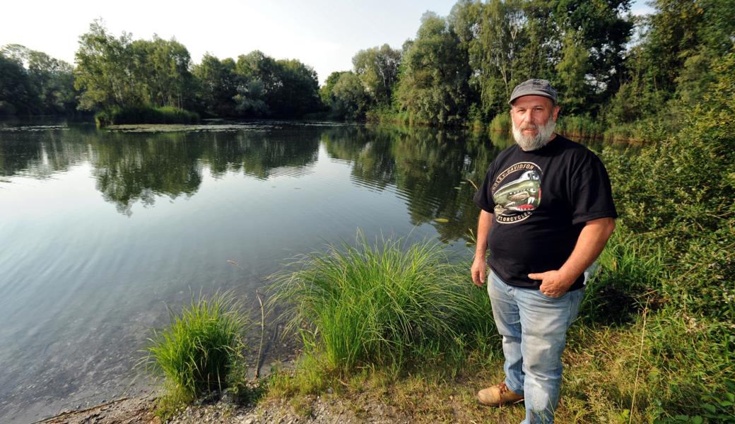 Martin Zoller steht hier nicht an einem See auf den Philippinen, sondern am Alten Rhein beim Rohr bei Diepoldsau.