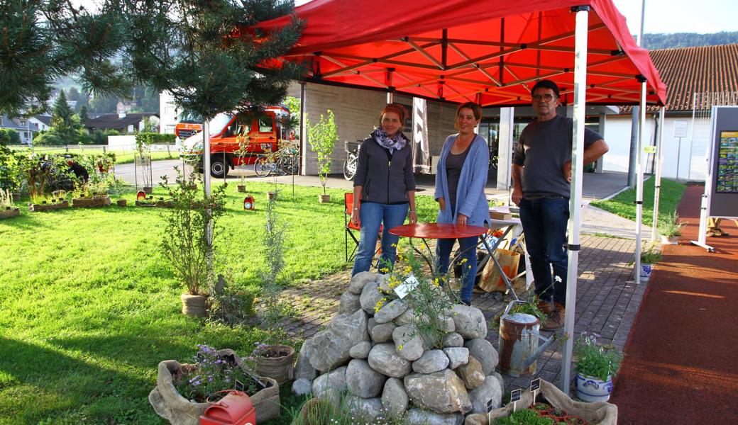 Auch auf dem Aussengelände sind zahlreiche Stände  zu sehen, wie etwa  die Firma Naturgarten Patrick Reck, die zusammen mit der  Wildblumen GmbH und dem Naturschutzverein Rebstein Marbach diverse Attraktionen bietet.